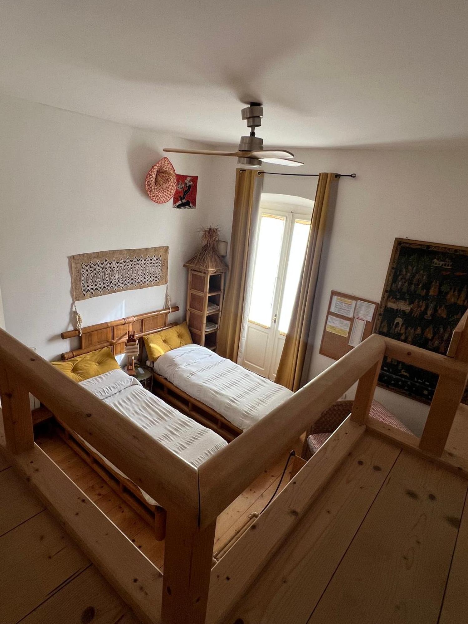 סאסארי B&B Le Finestre Su Via Cavour חדר תמונה